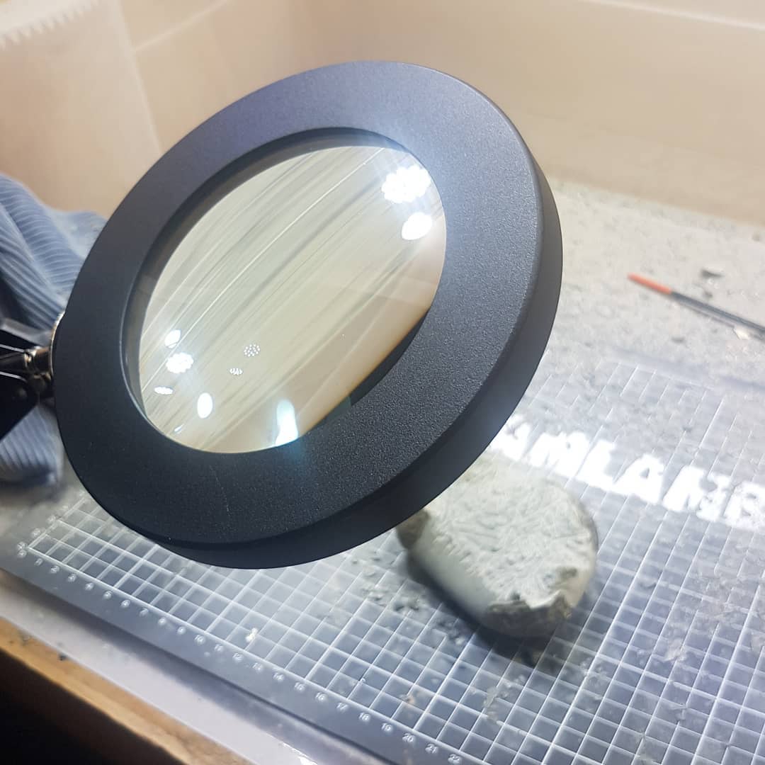 Got an upgrade today 😁 a cool 5x magnifier with built in ring light. No more squinting for me! 🤞

      