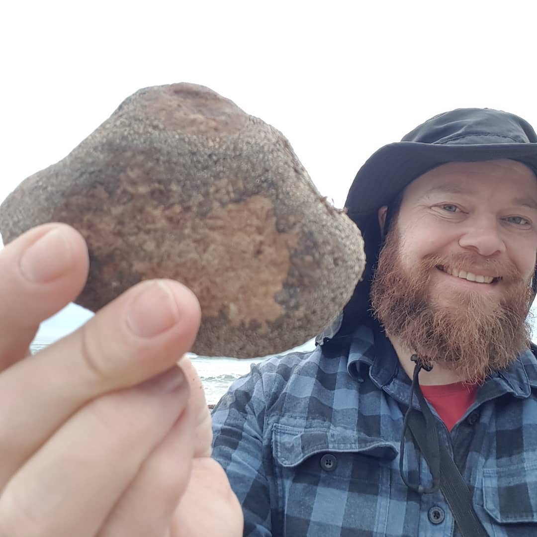 Cretaceous vert! I'm guessing plesiosaur by the lack of a concave side. This is my biggest one yet, it must have been quite beast of a plesiosaur 😁

I had a great day out with @jordonz_gemz. It's always fun to hunt with such enthusiastic people!

       