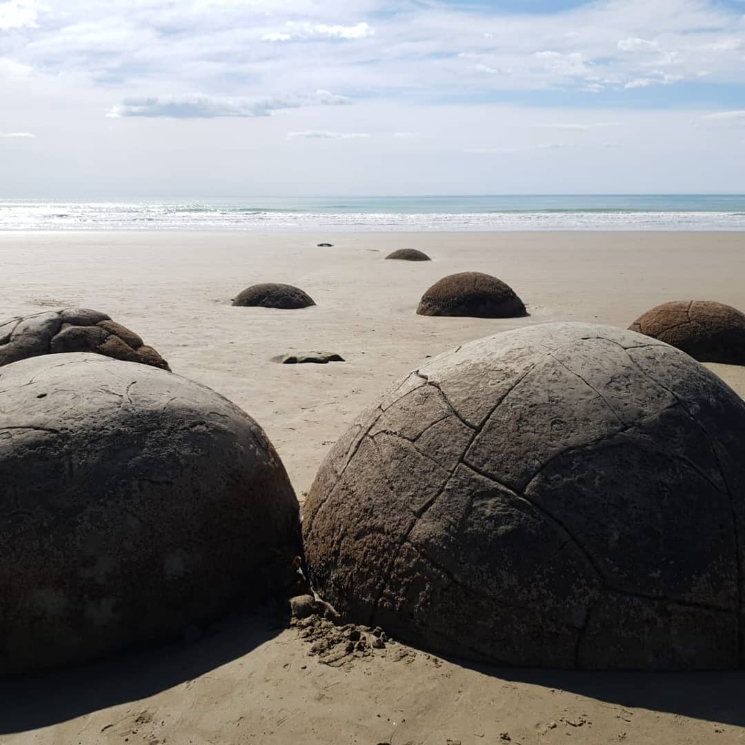 The most photographed concretions in New Zealand, the Moeraki boulders! Cretaceaous era concretions with veins of calcite throughout them, great fun to climb on 😁 Some of them are broken, allowing you to peek inside, no fossils that I could see!

           