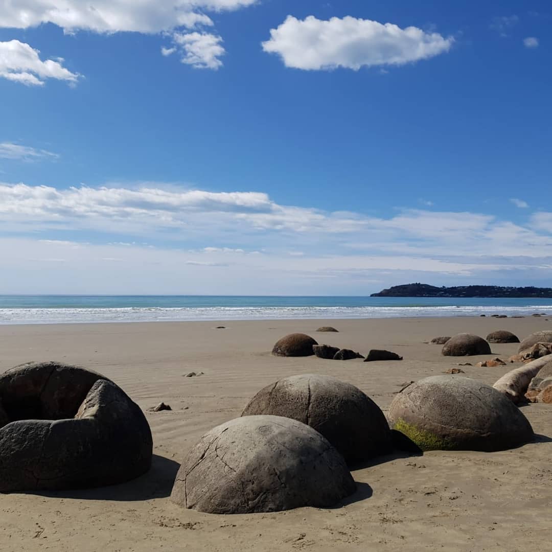 The most photographed concretions in New Zealand, the Moeraki boulders! Cretaceaous era concretions with veins of calcite throughout them, great fun to climb on 😁 Some of them are broken, allowing you to peek inside, no fossils that I could see!

           