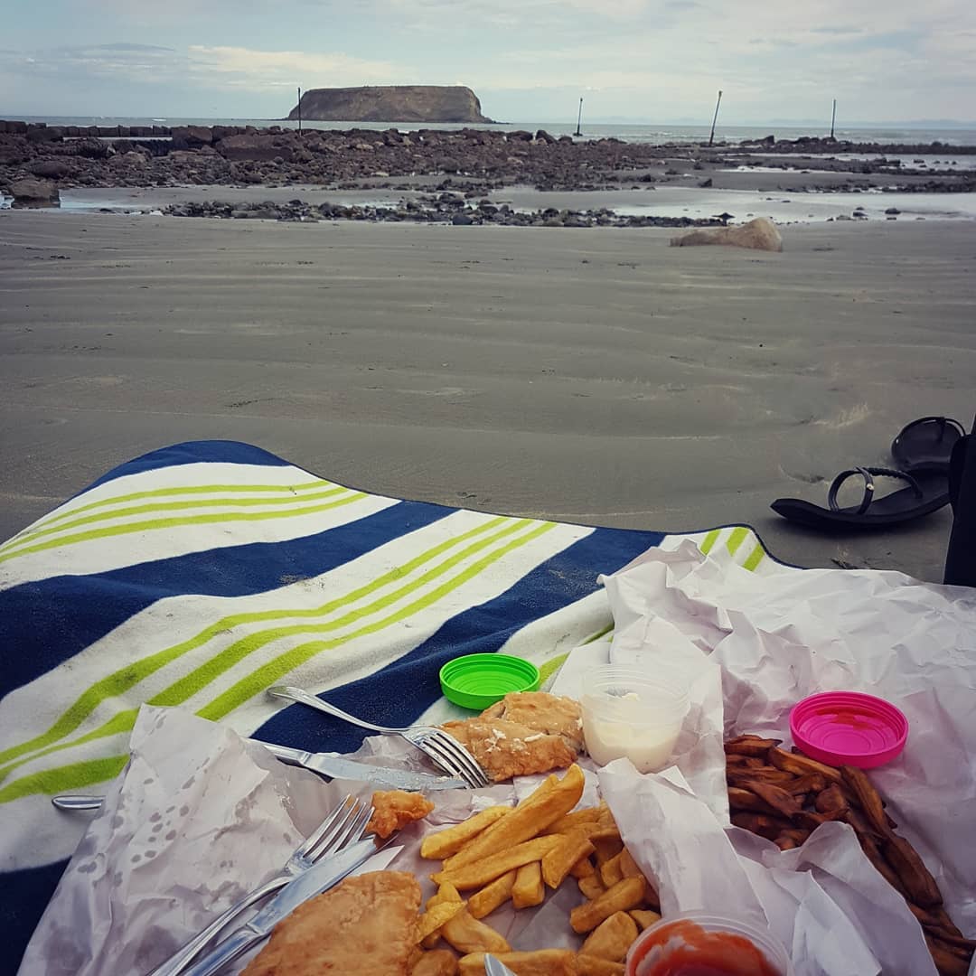 The best way to finish an afternoon of fossil hunting... fish and chips 😁 
You can just see Motunau island peeking out in the distance. Swipe for an awesome crab I found just before dinner.

            