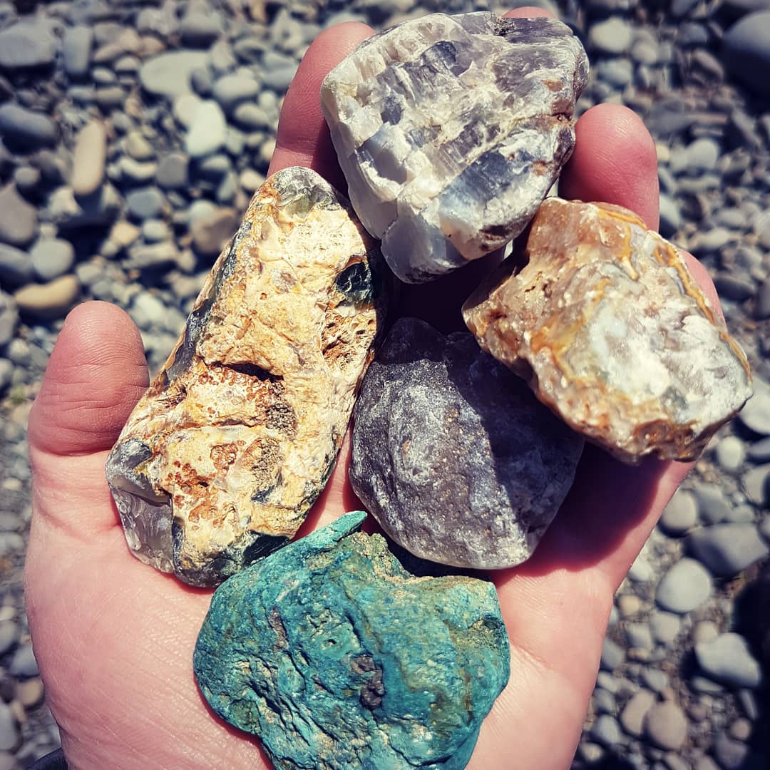 Had an agate hunt this morning at the Hinds river with @chris_caine_88. Didn't find much for the first 4 hours in the thunderstorm but then found these in 30min when the sun came out 😁

           