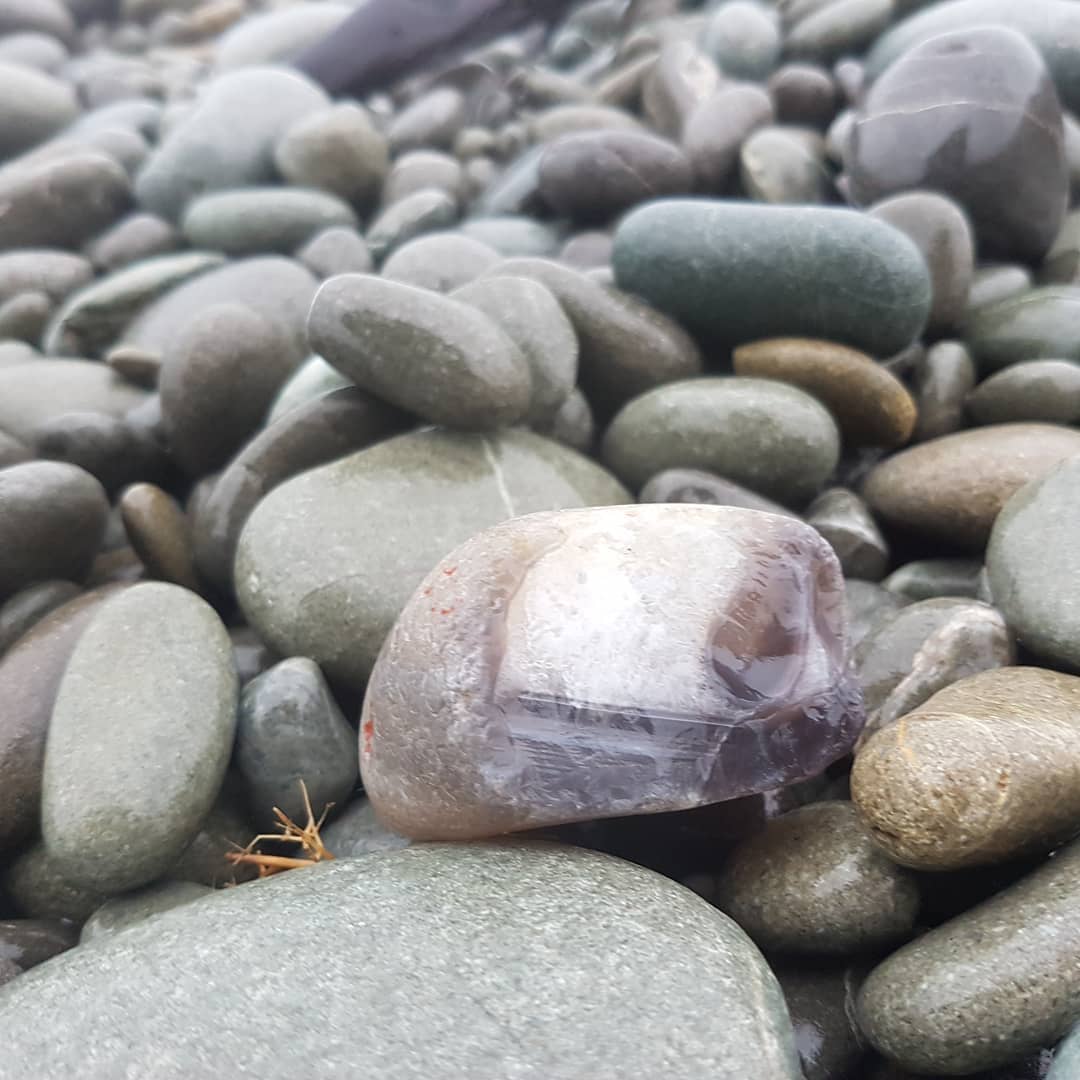 My favourite agate from the weekend's hunt. Has some crystals and nice lines - excited to give it a cut! Found on the beach near the Rangitata river in the pouring rain. With @chris_caine_88

Have a look on my YouTube channel for a video of the hunt.

          