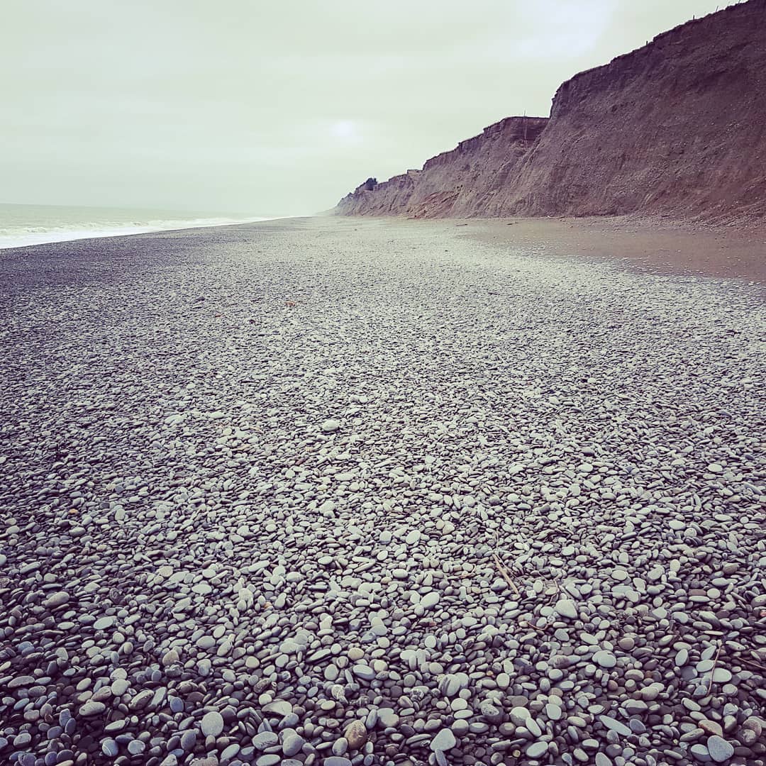 Miles and miles of beach to explore for agates and other cool rocks today.

      